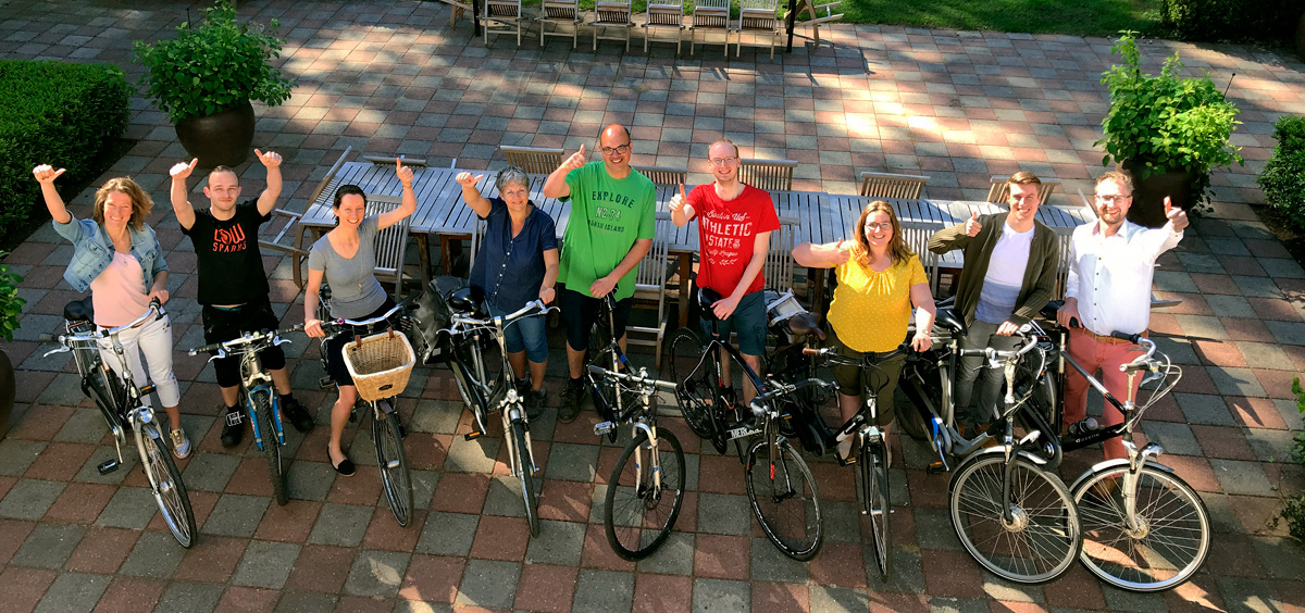 Een deel van de medewerkers van Ten Hulscher op de fiets